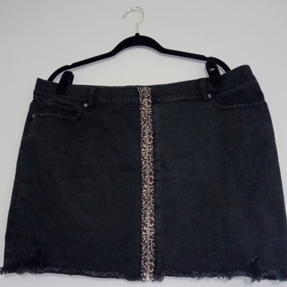 BLACK DENIM JEANS SKIRT SIZE 18.